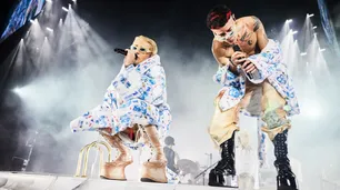 Con invitadas especiales y volando sobre el escenario, Ca7riel & Paco Amoroso presentaron "Baño María" en el Movistar Arena