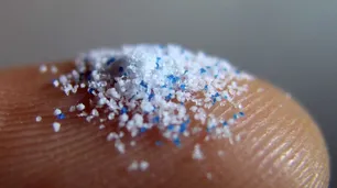 El método casero más efectivo para eliminar microplásticos del agua