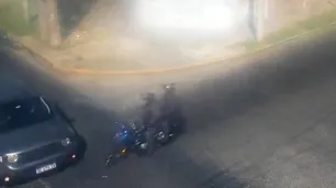 Impactantes imágenes: dos policías mueren al chocar contra una camioneta en medio de una persecusión