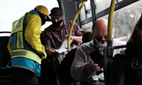 El Gobierno quiere flexibilizar el transporte público para los trabajadores no esenciales