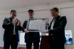 La Universidad Nacional de Misiones entregó el título de Doctor Honoris Causa a León Gieco