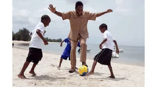 Pelé tiene una infección respiratoria, pero se encuentra "estable" y con "mejoras graduales"