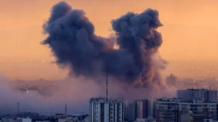 Fuertes explosiones en Teherán por más ataques de Israel y todos buscan a un piloto americano caído