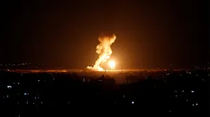 Israel vuelve a bombardear Gaza y una mujer palestina muere en Cisjordania por disparos de militares israelíes