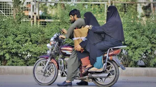 Talibanes vuelven a exigir el uso de la burka a las mujeres