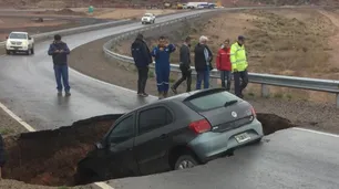 Un enorme pozo se tragó un auto en una ruta que Dietrich visitó hace una semana