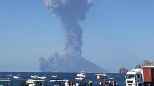 Pánico entre los turistas mientras el volcán Estrómboli rugía en Sicilia