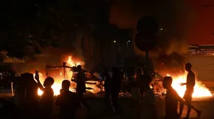 Graves incidentes en Leeds: manifestantes queman vehículos y obligan a huir a la policía