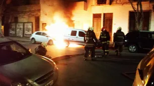 Buscan pistas de los "quemacoches" que prendieron fuego ocho autos y seis motos