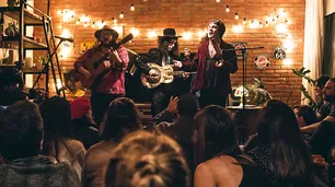 Música en el living: organizan shows íntimos con bandas que tocan en casas