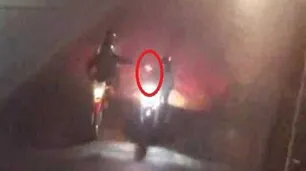 En La Matanza, un grupo de delincuentes asesinaron a sangre fría a un joven para robarle la moto