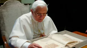 El libro póstumo de Benedicto XVI causa revuelo en los pasillos del Vaticano