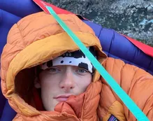 Influencer murió tras caer de un peligroso muro durante una transmisión en vivo