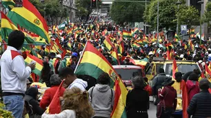 Miles de bolivianos salen a las calles a festejar la renuncia de Evo Morales