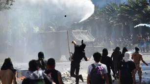 VIDEO | "Chile despertó": comienza el toque de queda, atacan canales de TV y siguen los enfrentamientos