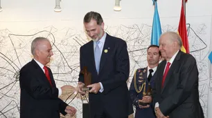 El rey de España entregó a Alejandro Bulgheroni el Premio Enrique V. Iglesias