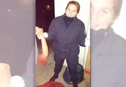 Una mujer policía se sacó una foto con el brazo de un accidentado