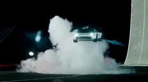 Tesla presentó su nuevo Roadster: el auto eléctrico que se elevó y giró en el aire con tecnología de SpaceX
