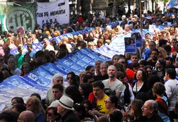 Multitudinaria marcha para recordar el golpe cívico-militar