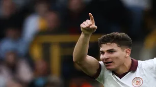 Julián Álvarez marcó otro gol de tiro libre, pero el Manchester City perdió su invicto contra Wolverhampton