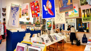 Obras de artistas emergentes, piezas decorativas y hasta perfumes: una galería accesible en pleno San Telmo