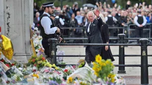 Inglaterra despide a una reina de 96 años y recibe a un nuevo rey, de 73