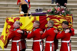 El show de Justin Trudeau en un bar y Joe Biden en la fila 14: los escándalos del funeral de Isabel II