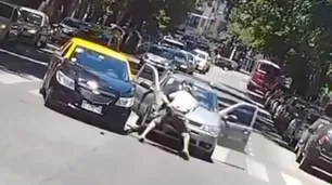 Caballito: un conductor acuchilló a un taxista durante una discusión de tránsito y se fugó