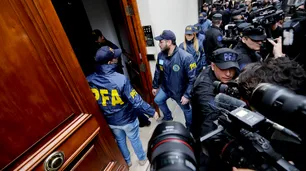 El allanamiento al departamento de Cristina en Recoleta duró 9 horas