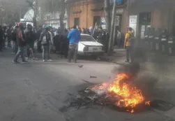 Protesta de empleados en Adrogué terminó con autos quemados y robos