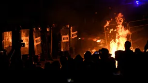Barcelona: independentistas se enfrentan con la Policía, en otra jornada violenta