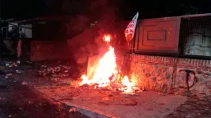 Tensión en La Rioja: militantes de la intendenta quemaron los ingresos de la residencia del gobernador y agredieron a periodistas