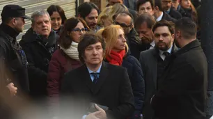 Violento momento en el acto de la AMIA: increparon a Milei y a una periodista y debió intervenir Martín Yeza
