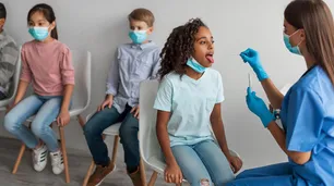 Ómicron es más grave para niños no vacunados que otras variantes
