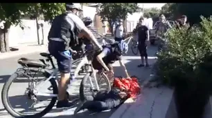 VIDEO | Un policía "pisó" con su bicicleta a un ladrón detenido en Mendoza