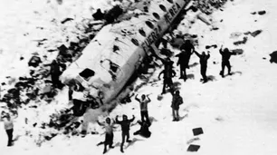 “La sociedad de la nieve”: las imágenes de la película comparadas con el registro fotográfico de la época
