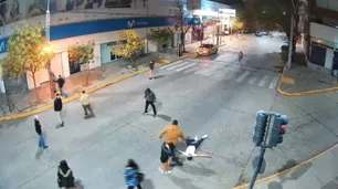 Video: un joven recibió una feroz golpiza "en manada" a la salida de un boliche en Neuquén