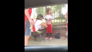 La Justicia busca a los adultos que le pegaron bengalas en el cuerpo a una nena