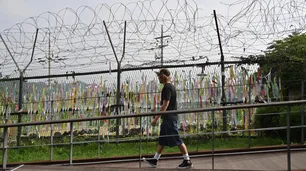 Escapó de Corea del Norte con toda su familia: cruzaron un campo minado y navegaron en la tormenta
