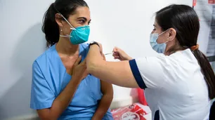 Moderna, Pfizer, CanSino, AstraZeneca, Sinopharm y Sputink V: cuáles son los efectos secundarios más comunes