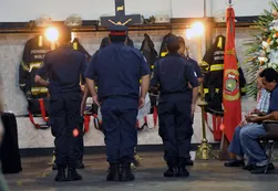 El departamento central de Policía, rodeado de coronas en homenaje a los bomberos