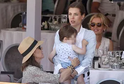 Charlotte Casiraghi feliz con su bebé y su mamá en las pistas