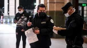 Su abuela tiene coronavirus, la Policía le pidió que se ponga un barbijo y él los escupió: quedó detenido