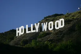 El mercado global se divide entre superproducciones generadas por algoritmos y el cine de autor que garantiza procesos creativos
