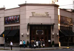Allanaron el Café de los Angelitos por una causa de narcotráfico y lavado