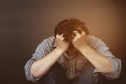 Salud mental en crisis: informe de la ONU advirtió que los jóvenes enfrentan una “infelicidad sin precedentes”