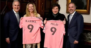 Los dueños del Inter Miami visitaron a Javier Milei y le regalaron una camiseta firmada por Messi