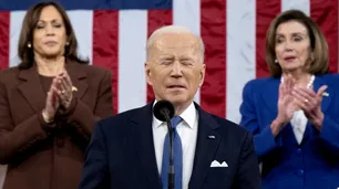 Como de la Rúa, Joe Biden se perdió en el escenario cuando terminó un discurso