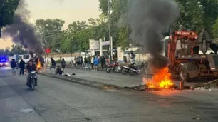 Suma tensión la protesta policial en Santa Fe con un "sirenazo" y corte de tránsito