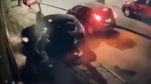 Video: le robaron con una ametralladora a una mujer de 84 años cuando entraba a su casa en Gerli